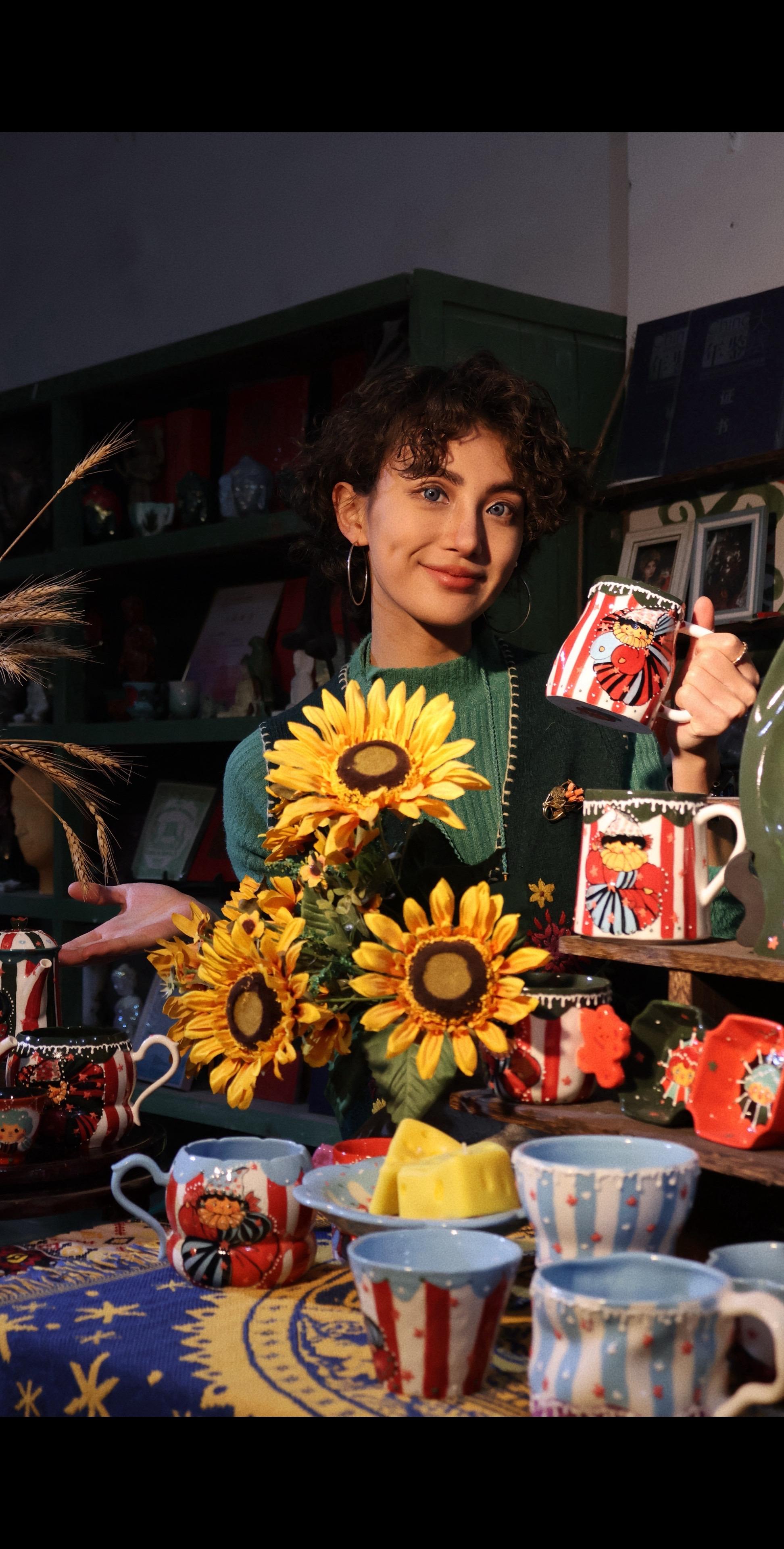 跟我做的小陶瓷拍个全家福。一次阴差阳错的烫头失误 让我的发型跟我画的小...