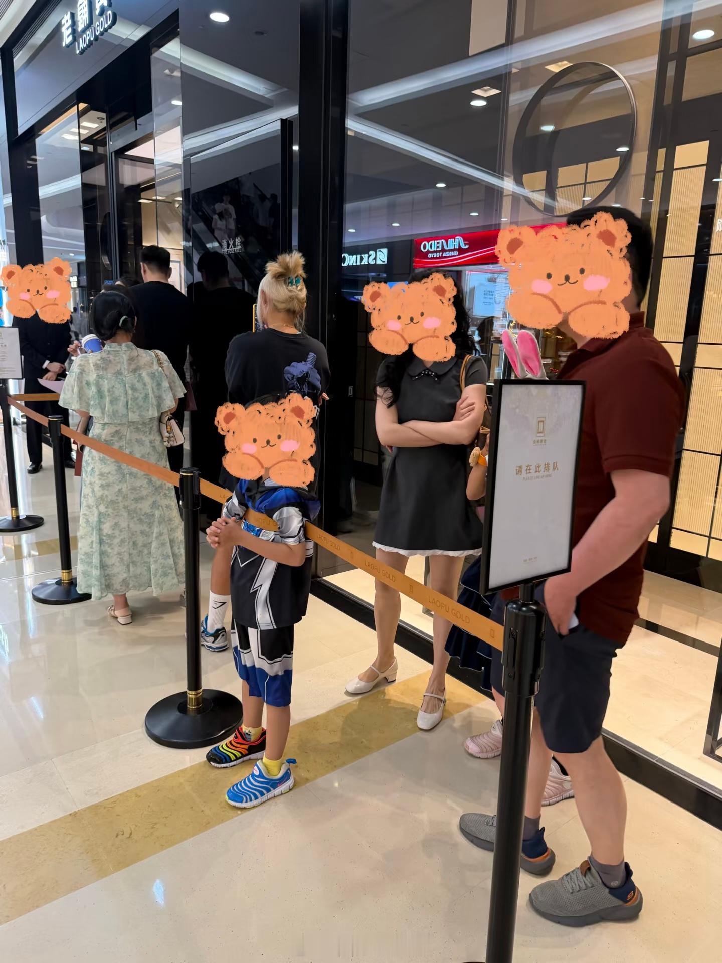 金价暴力拉涨之前大家都是盼着黄金跌，现在都是盼着黄金涨黄金热潮后，估计再也回不去