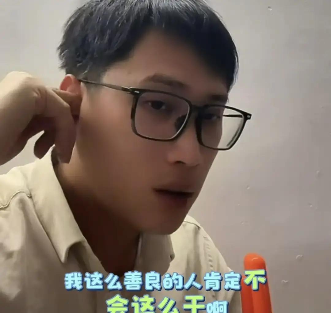 全抖音只有他，被妈妈催着上班。
儿子想躺平，妈妈摔来一个KPI。
这场始于催促的