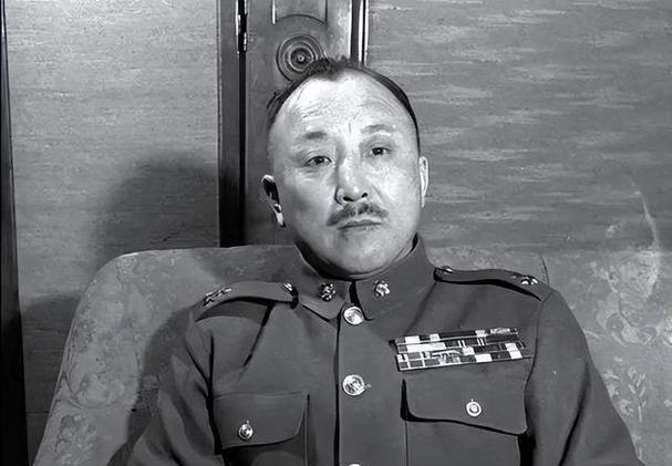 1950年，卫立煌在香港闲逛。

冷不丁，身后有人喊“这不是卫立煌吗？”卫立煌心