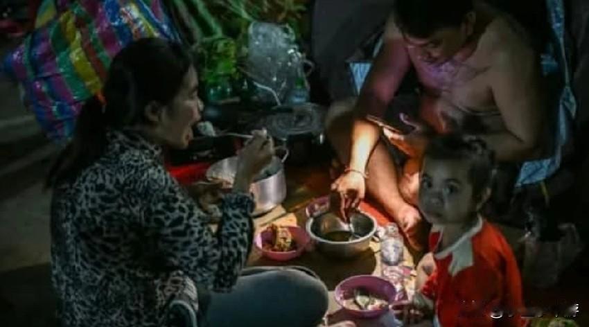泰国当局担心，柬埔寨可能在今天加大军事攻击力度，已要求边境居民继续留在防空洞或疏