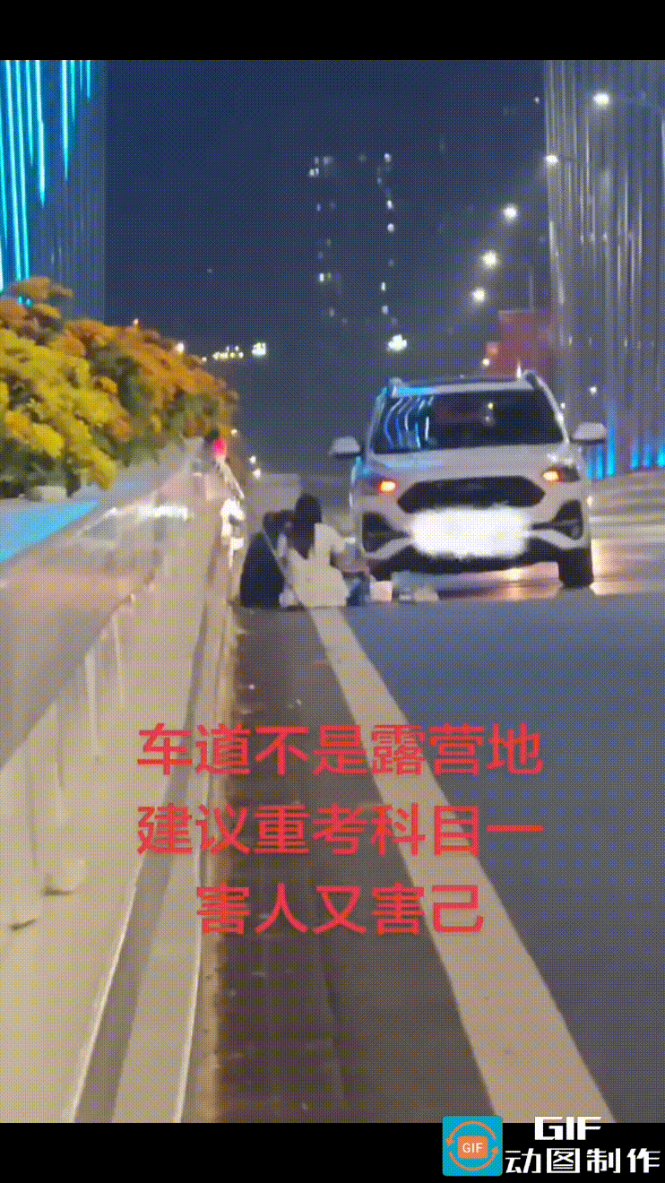 小车在路上突发故障，车主打着双闪随意停到路边，车上的两人不是走到护栏外的安全区域