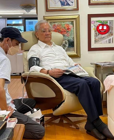 中国国民党原主席连战，如今已是90岁高龄。
 
90岁的连战，现在很少出门了，家