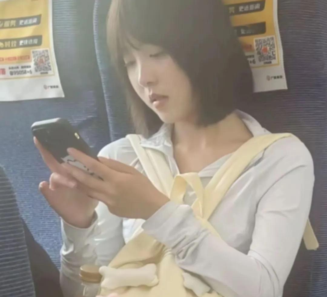 梳理发现，

曾q很擅长满足别人的情绪价值，

无论是在工作中还是私下生活中。