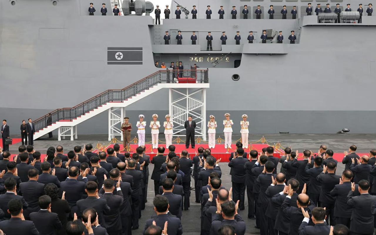就在刚刚！
金正恩登上“崔贤”号驱逐舰！
这艘驱逐舰的硬件和软件水平怎么样？
接