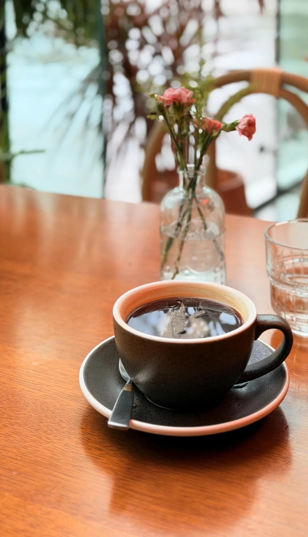 一夜入冬
你所在的城市也是一夜入冬吗[笑哭]
昨天周日大太阳，中午还可以穿短袖。