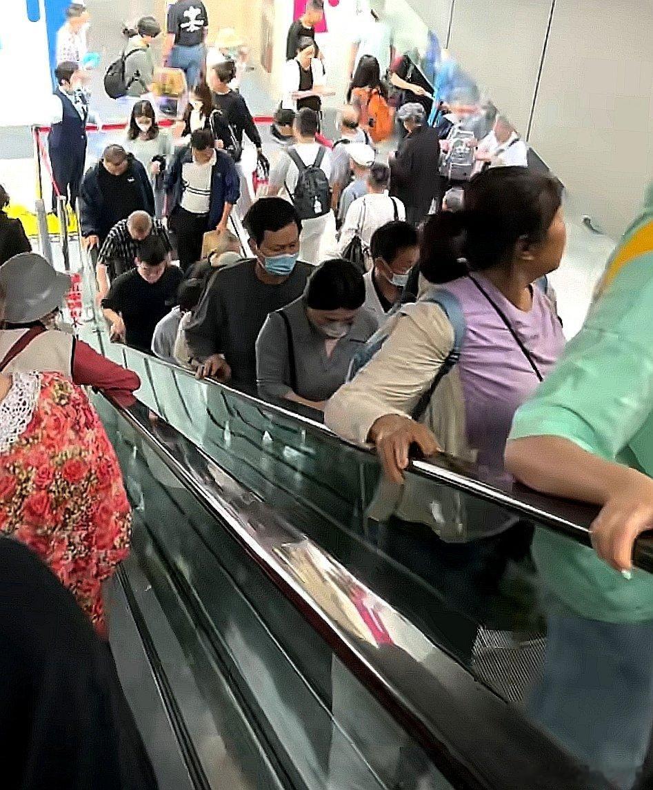 中国大陆上海市复旦大学附属肿瘤医院南门，每天都是这么多人，好像生病成了世间常态了