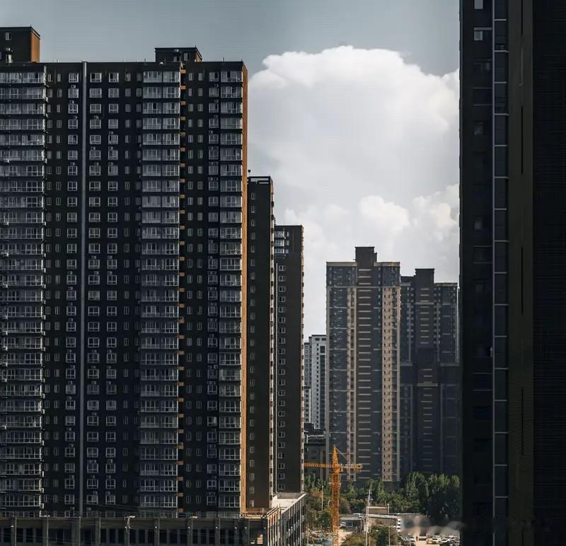 楼市的里面利好和利空，本来就是相辅相成的。
楼市冷了，才有出大招的机会，楼市这么
