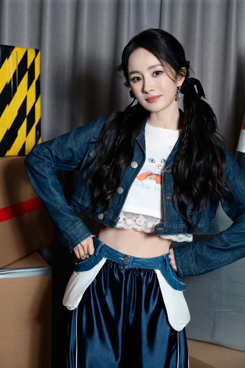 杨幂小猫背心look杨幂黑发双马尾  杨幂小猫背心look！身材好顶！ ​​​