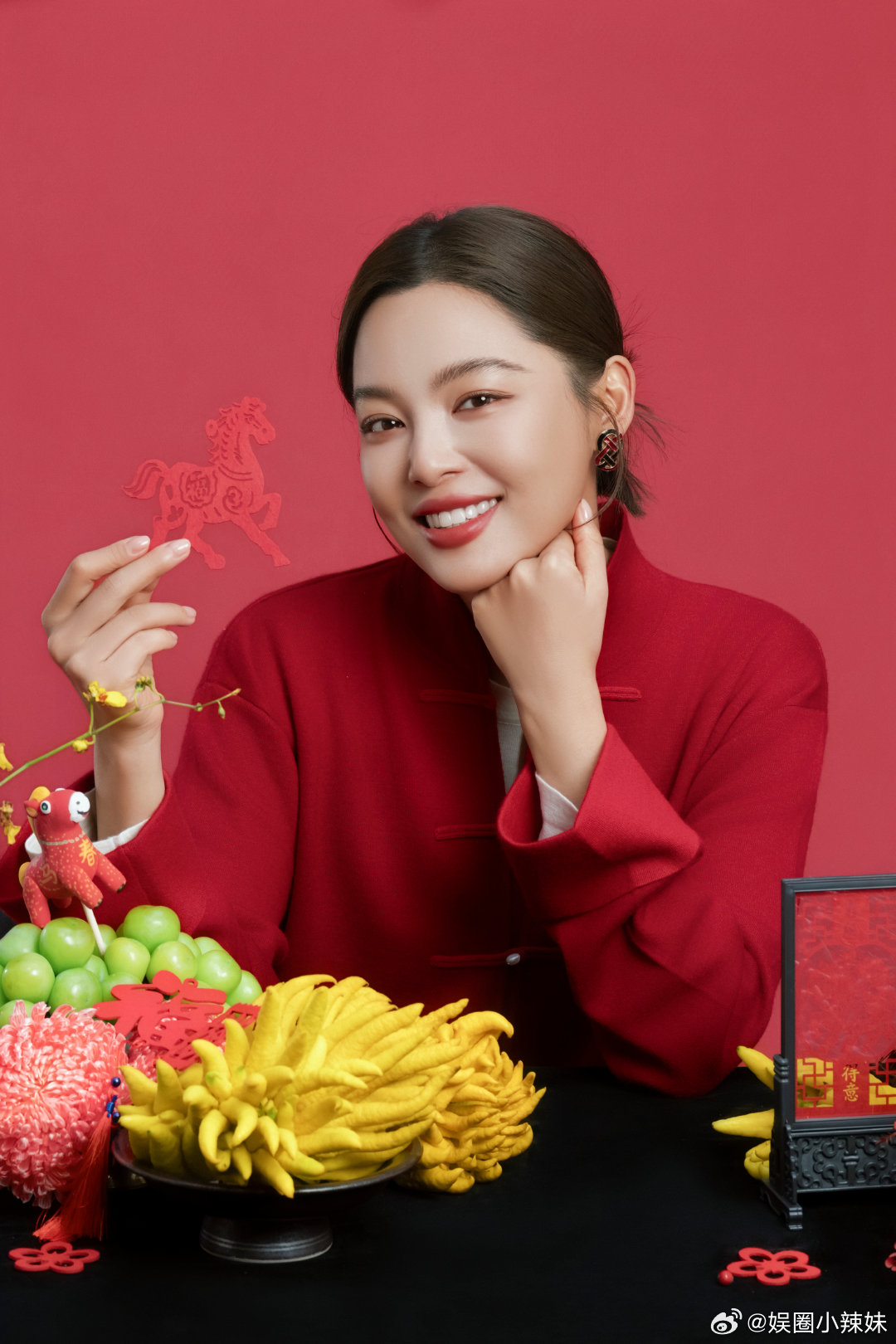 辛芷蕾人民画报正刊封面ERDOS品牌代言人辛芷蕾温暖全世界 松弛又有力量，辛芷蕾