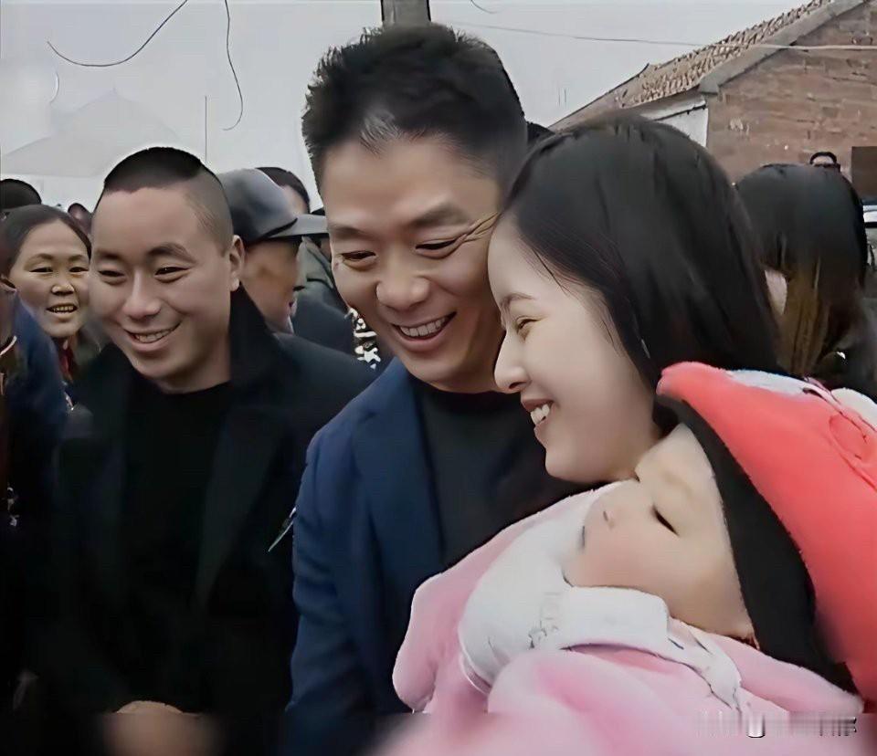 看完章泽天整个访谈，我印象最深的是她说和朋友看到枯树上长出了一朵花，一顿感叹还一