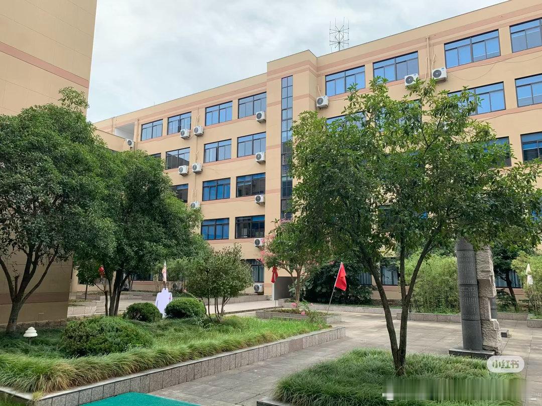 母校的爱永远拿得出手 很多人说起母校只会聊成绩和荣誉，但我更想聊聊它教会我的做人