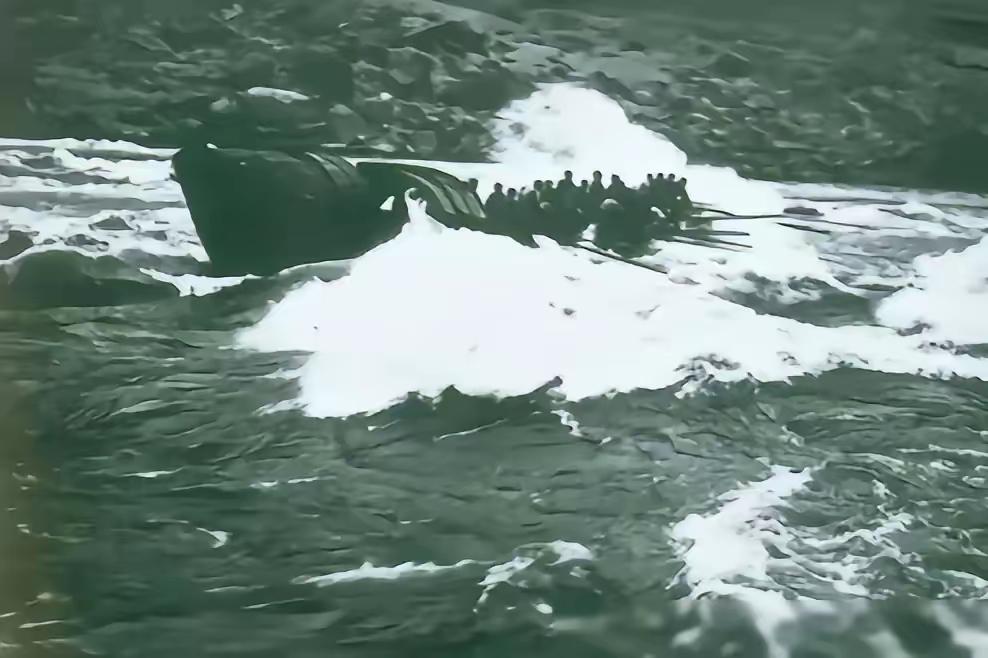 1942年，渔夫陈根土载着16个日军过江，船行驶到江心，原本一脸谄媚的陈根土突然