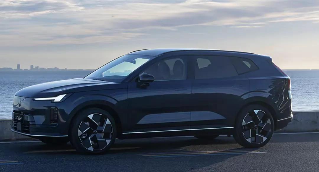 全新SUV/搭1.5T插混动力，沃尔沃XC70牛仔蓝官图，8月预售
 
在汽车行