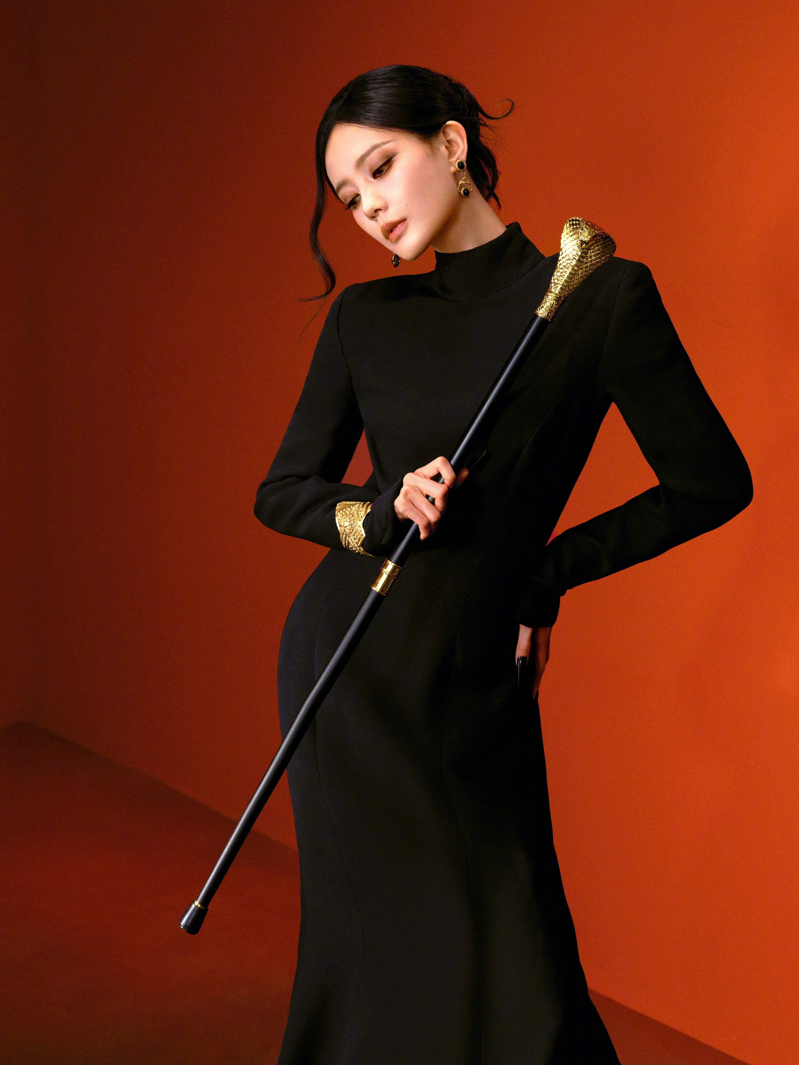 李一桐拿的是真蛇李一桐黑长美甲 今天是李大胆！李一桐芭莎之夜造型，极具攻击性的黑