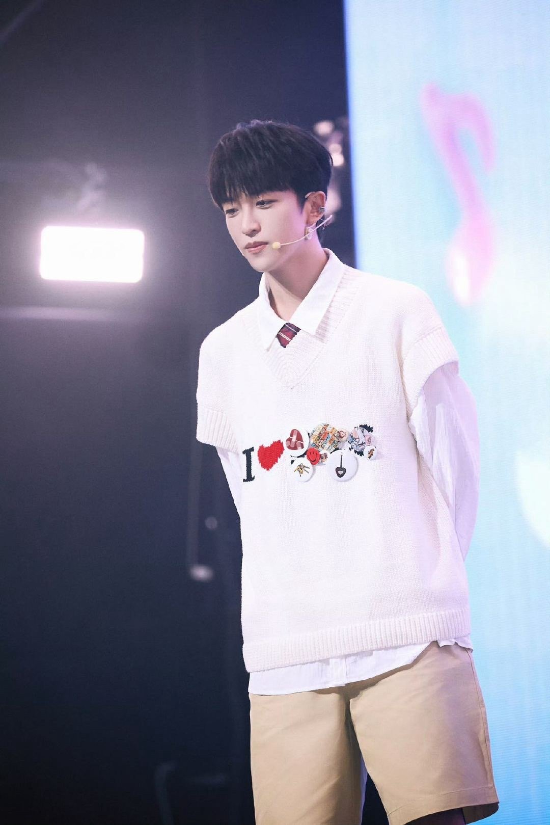 黄子弘凡当服务员被打满分 从舞台到餐厅，黄子弘凡用实际行动证明：实力派到哪里都是