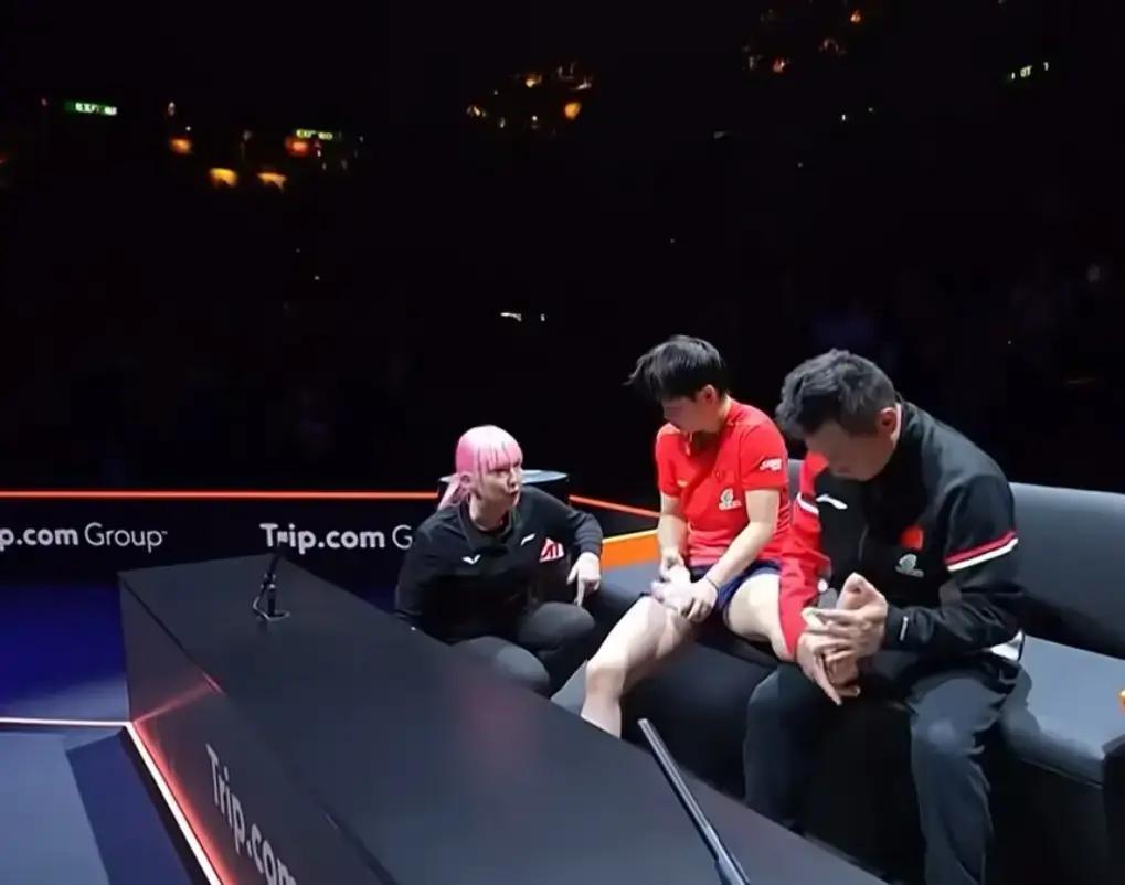 孙颖莎退赛了，看着真揪心。
 
脚踝伤了还硬扛着打完第五局，第四局更是带伤11-