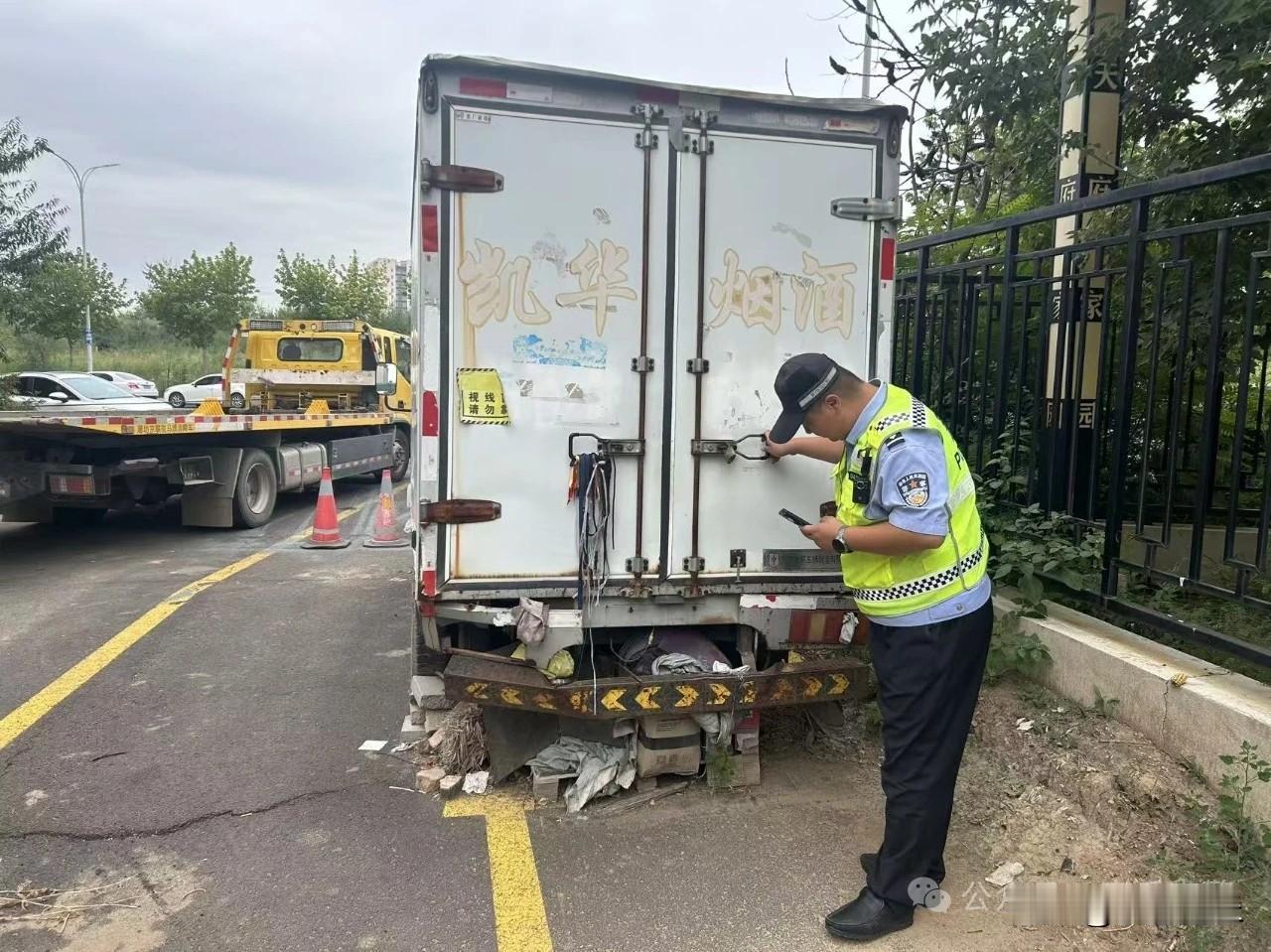 【长期霸路不“挪窝”？商丘交警依法处置“僵尸车”】在街头巷尾，不少市民见到过这样