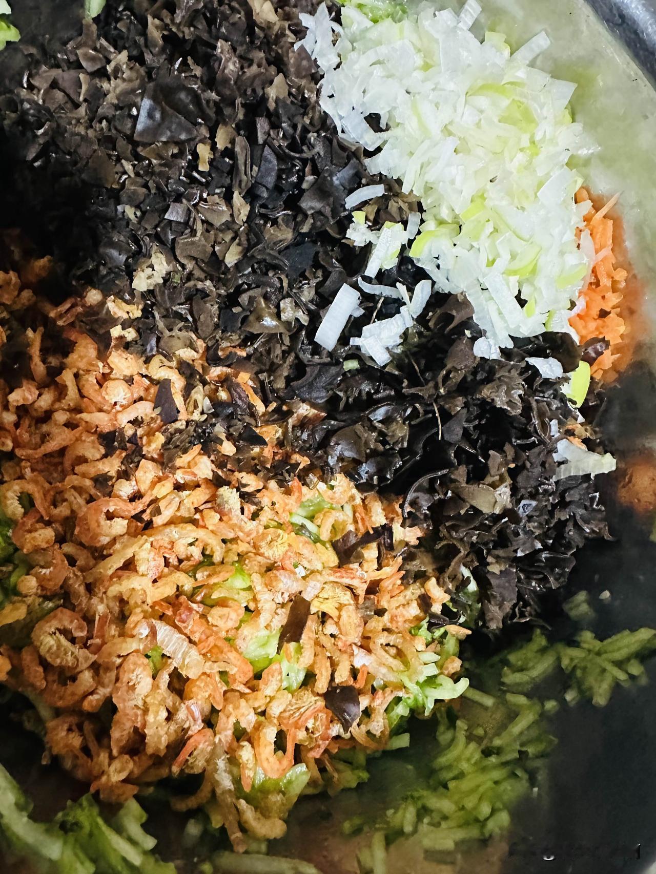 中午老爷们说想吃黄瓜饺子了。
下午四点多了我在喝水的时候突然的想到他要吃饺子，黄