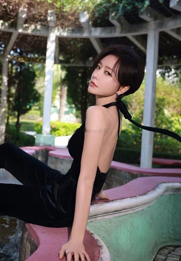 秦岚也太瘦了，背上的骨头都清晰可见，这样真的还美吗？ 