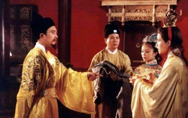 宋理宗赵昀一觉醒来，察觉到怀中搂着个温热柔软的女人，当下心情大好。然而当他睁开眼