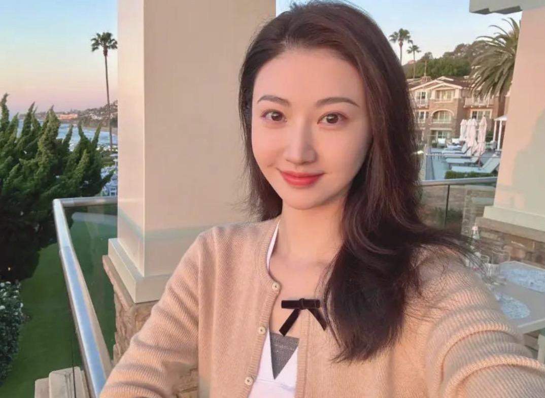 网传疑似女星景甜代孕协议曝光，爆料者讲的是有鼻子有眼的，其中包括签名、金额、行程