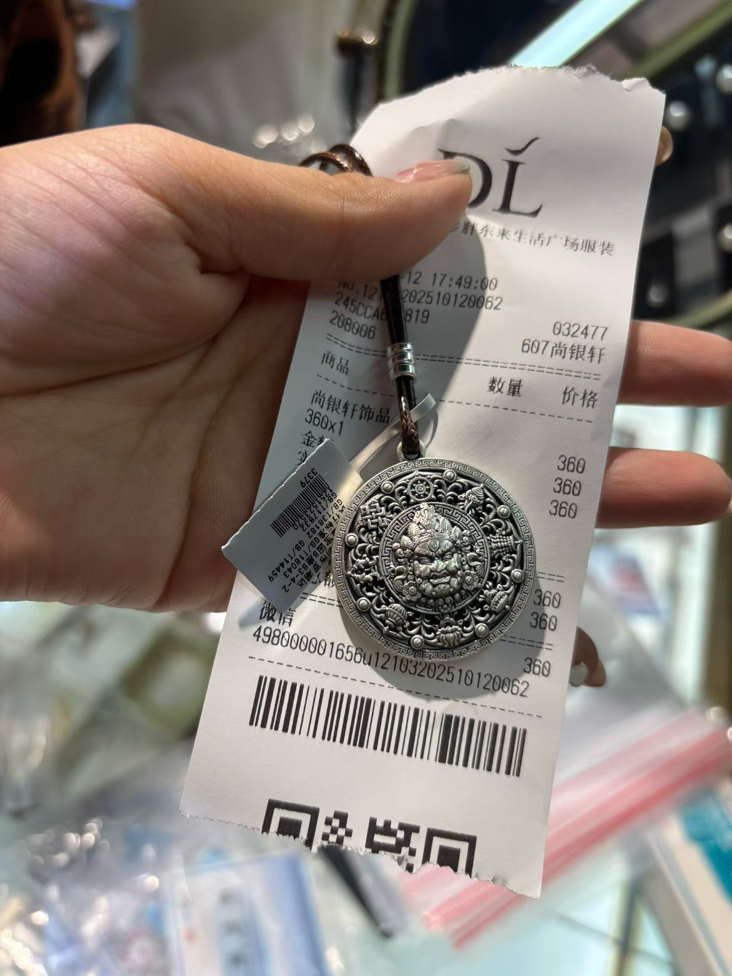 一位消费者在胖东来买了一件银饰品，很开心的晒了出来。#胖东来#