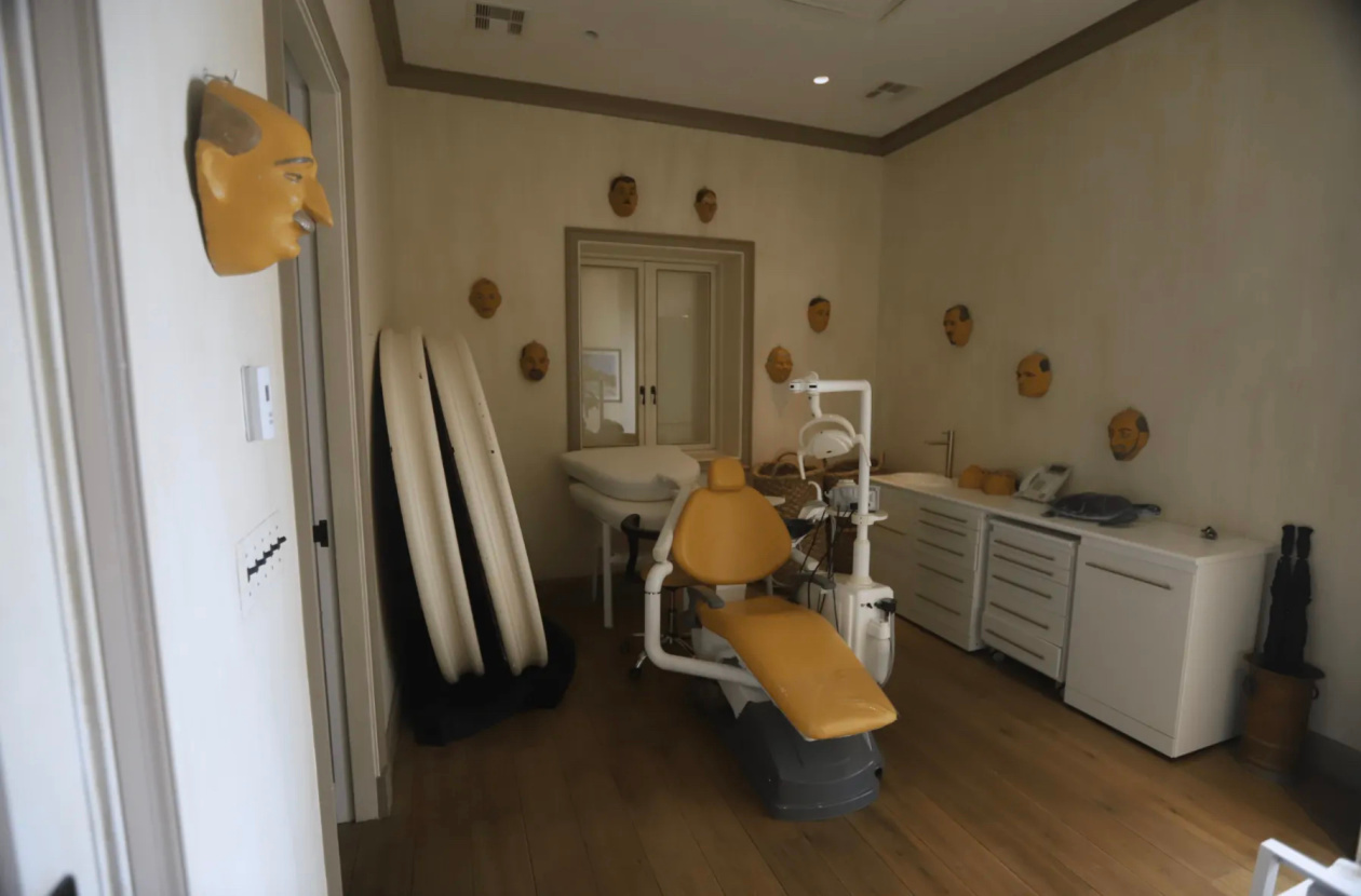 【#爱泼斯坦私人岛屿照片与视频被公开#】据美国Axios新闻网当地时间12月3日