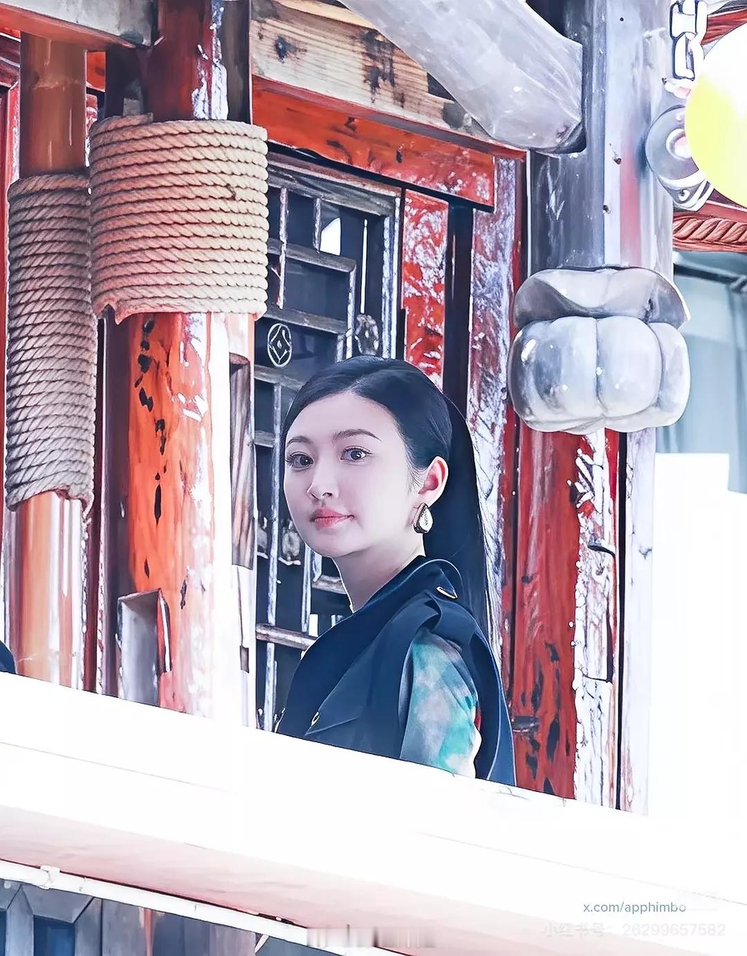 景甜这个龙骨的路透🉑吗？发型怕不是有点勒头皮 ​​​