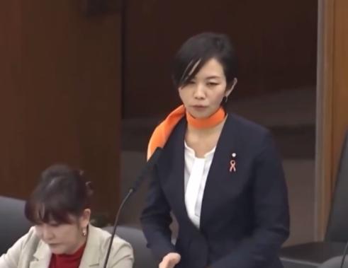 日本维新会参议员梅村瑞穗在国会的一段发言视频传遍了世界。听完她这番话，真让人五味