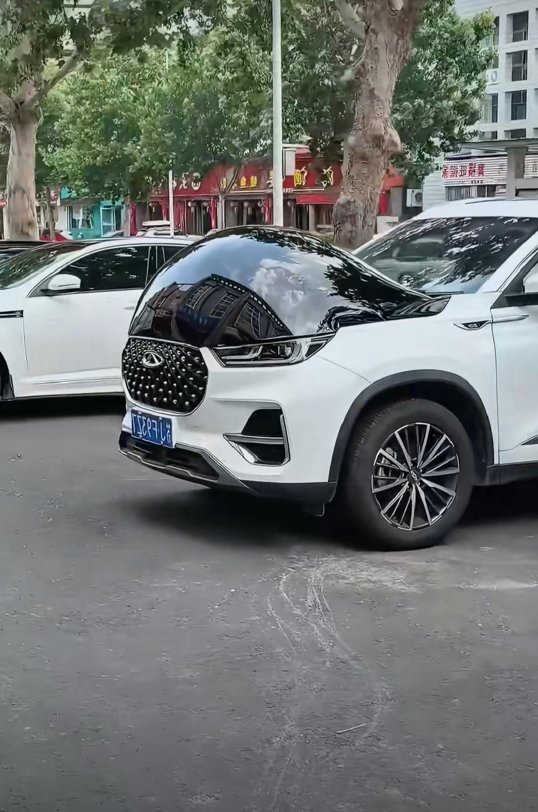 天气太热了，一些事情超出你的想象：
图1：汽车贴膜在高温下鼓胀成气球
图2：高温