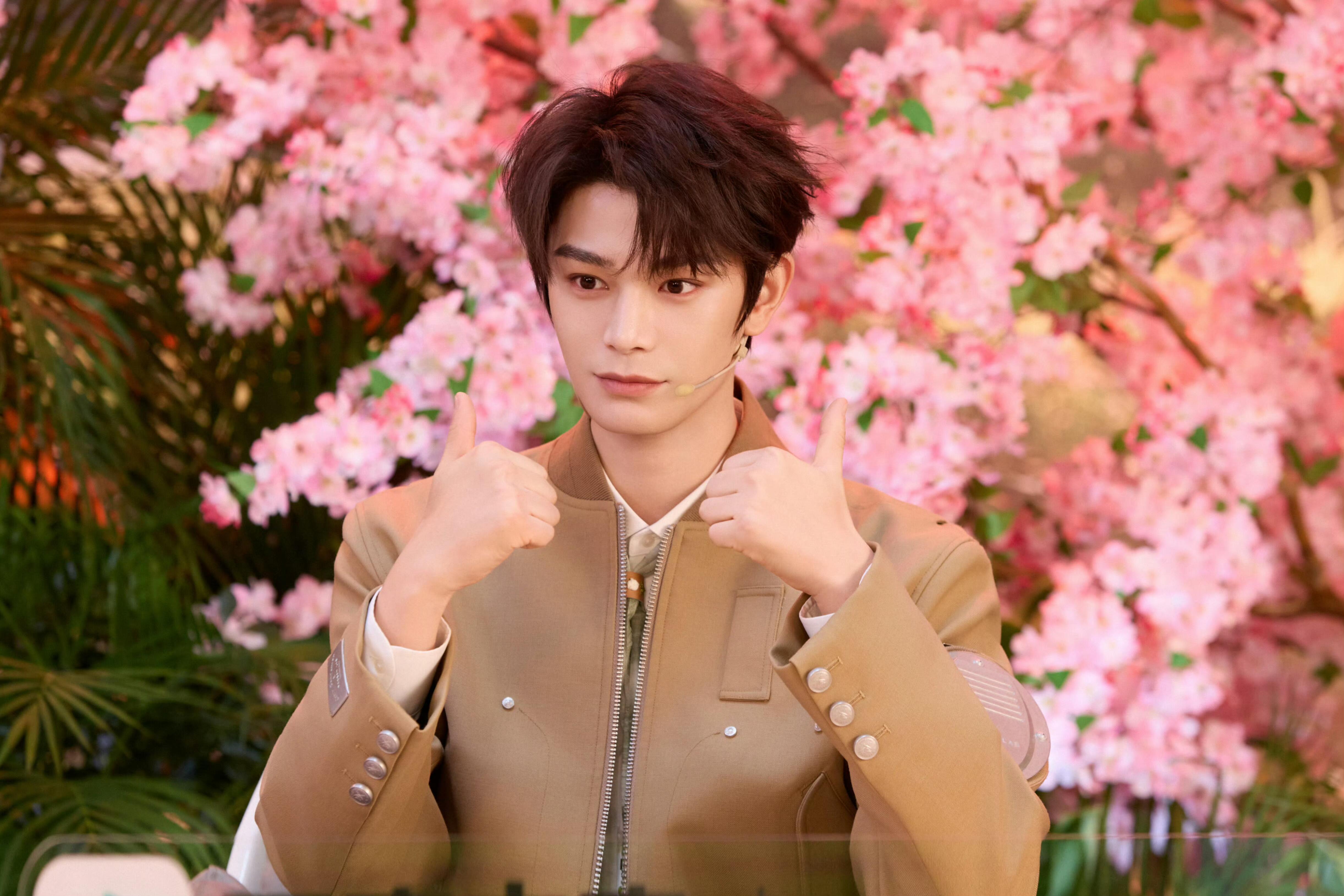 丁禹兮今日直播活动生图，青春洋溢的男大 