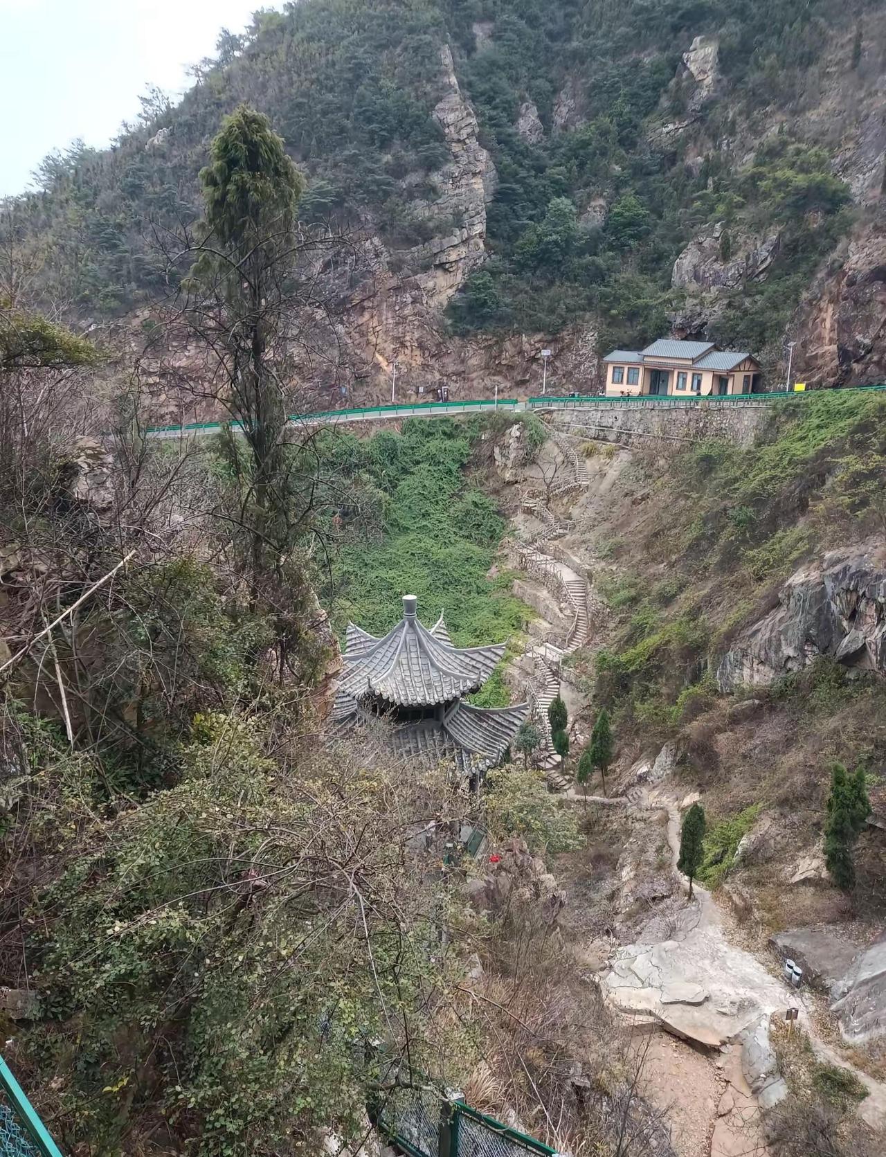 这是一种很新的爬山方式 风水宝地山清水秀 爬山打卡