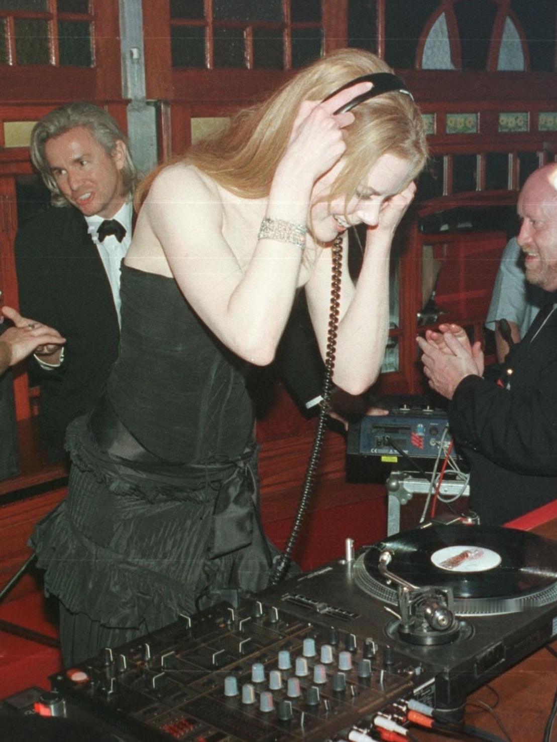 老照片 Nicole Kidman在2001年戛纳派对上做DJ 美得好轻松 