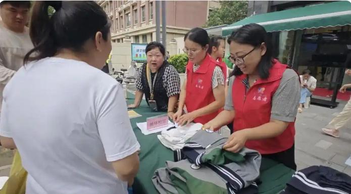 换名字的重要性 ，旧衣服改成循环校服家长从觉得没面子到排队抢！

同样是那批旧校