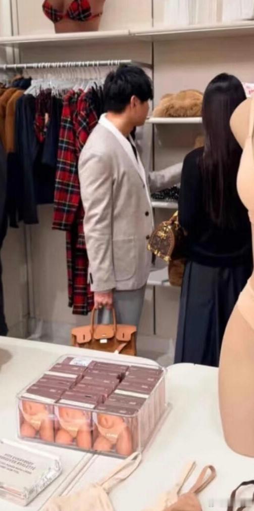 偶遇林俊杰七七逛街有网友发了偶遇林俊杰七七逛街的图片林俊杰七七逛街被偶遇