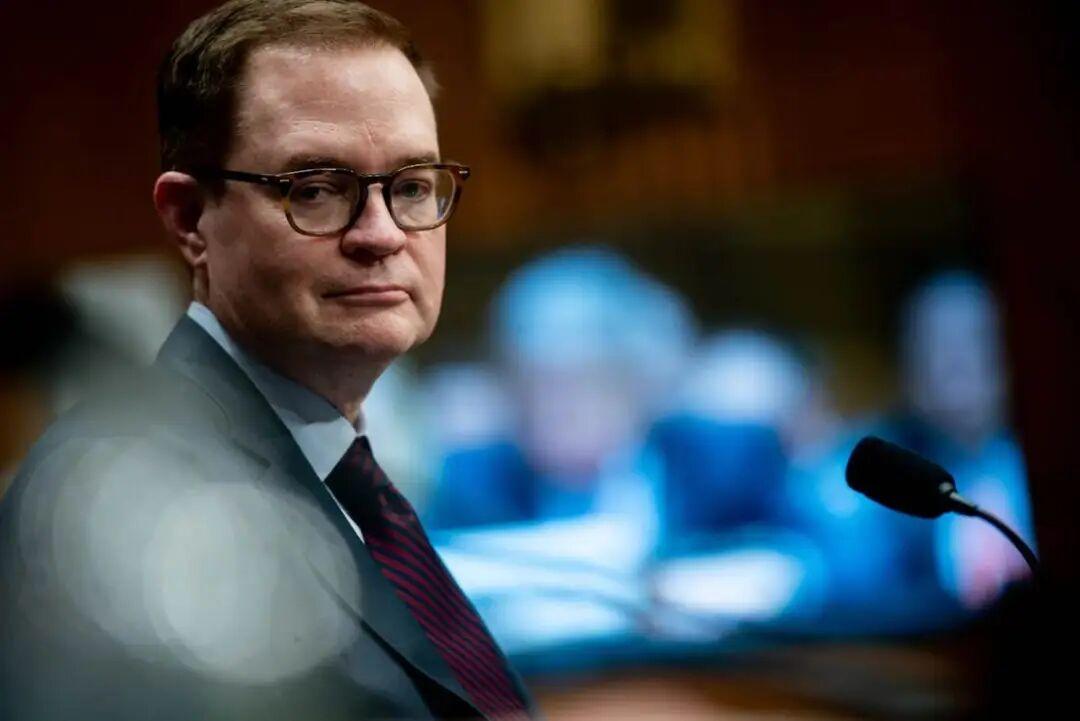 据多名知情人士透露，美国白宫与卫生部长小肯尼迪正着手在中期选举前调整卫生部领导团