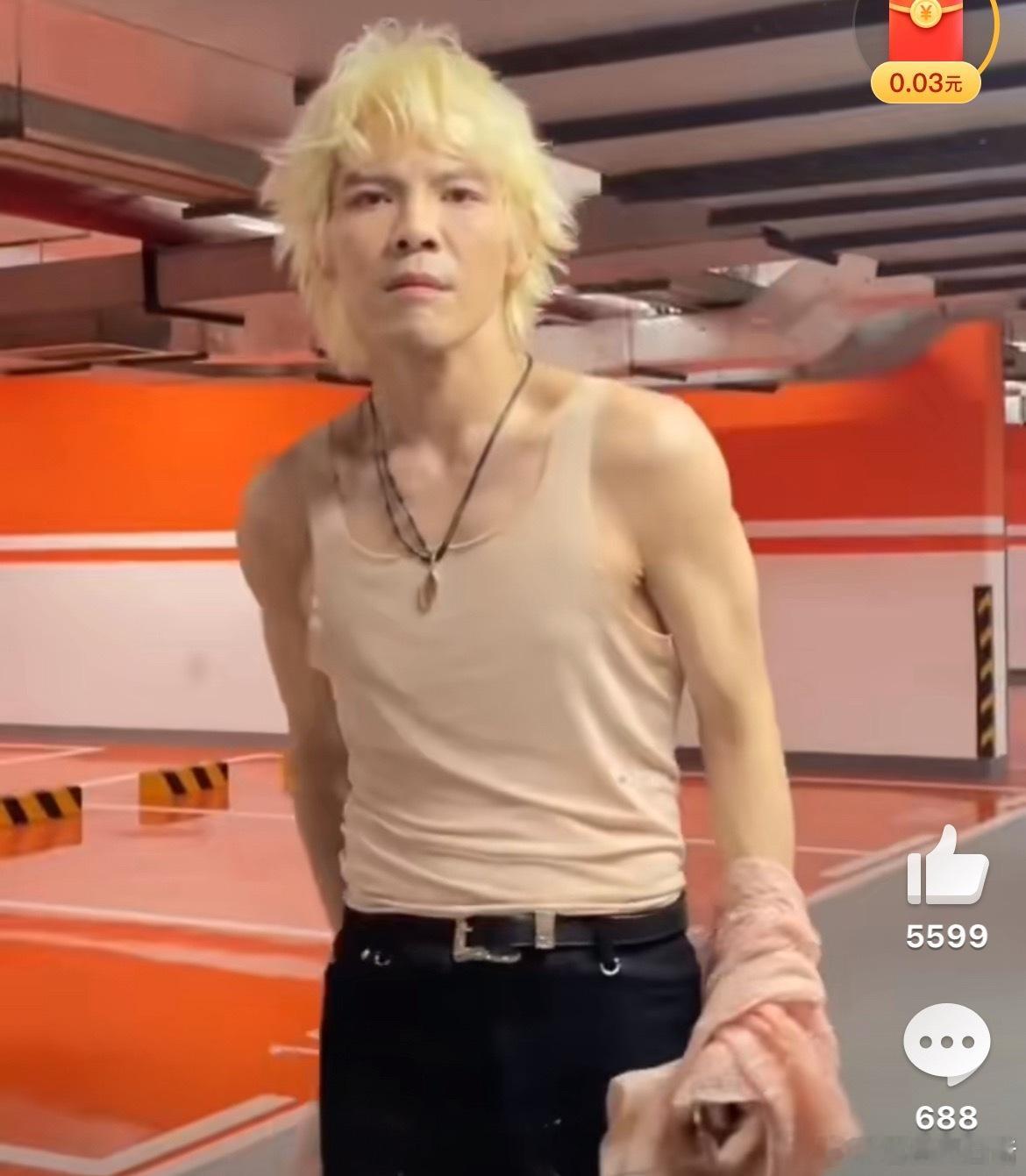 向佐穿了什么胸贴向佐这是彻底放飞自我了吧😱 一开始穿女装大家还觉得新奇，现在直