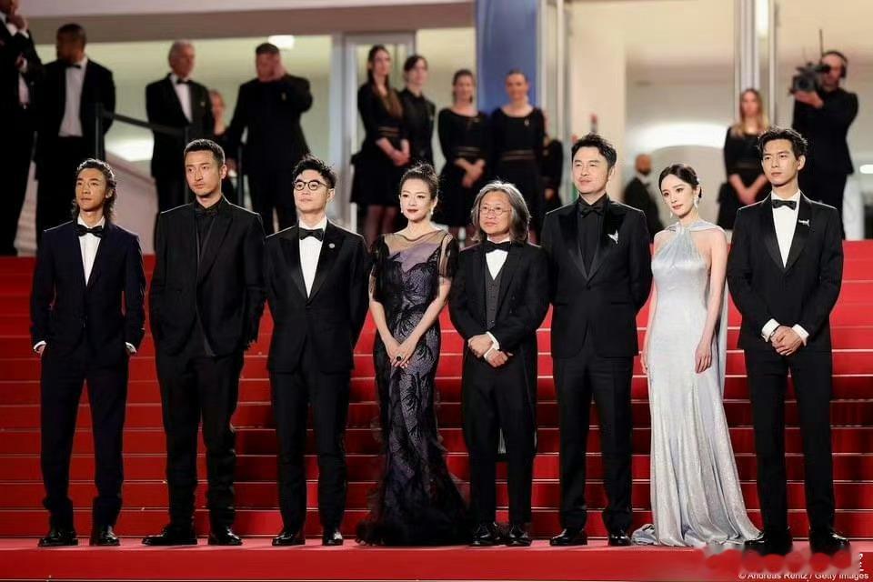 #杨幂戛纳生图# 晚宴清一色深色服装，偏偏杨幂选了最亮眼的红。红毯杨幂又悄悄换了