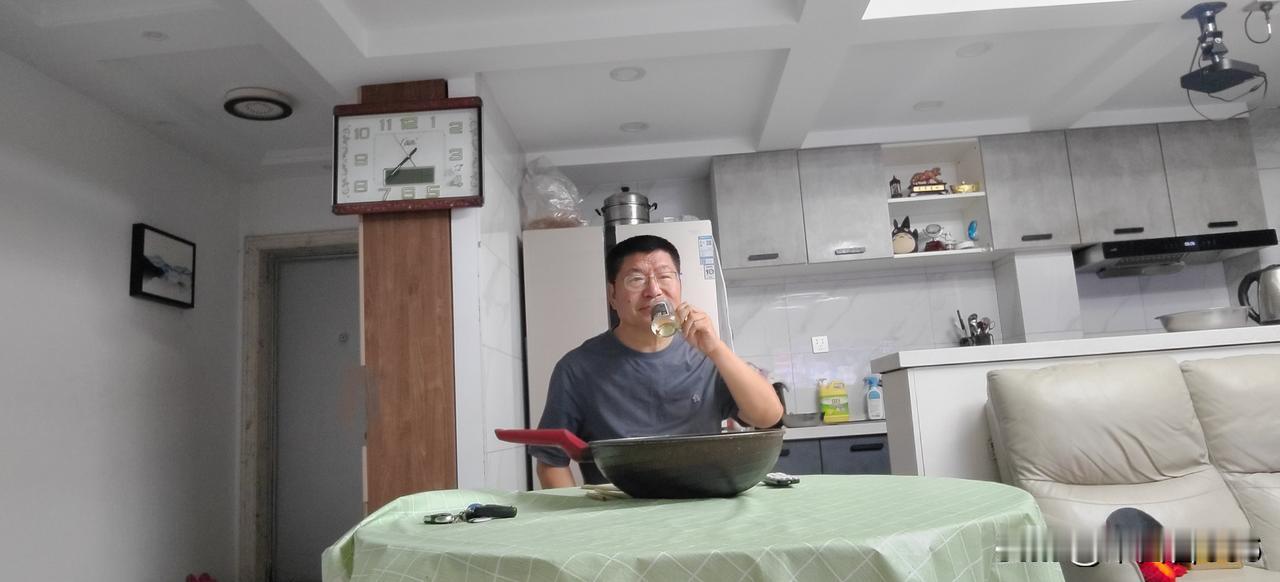 我们有规定，那就是工作日不准喝酒，即使晚上也不能喝酒。我马上要退休了，一定严格遵