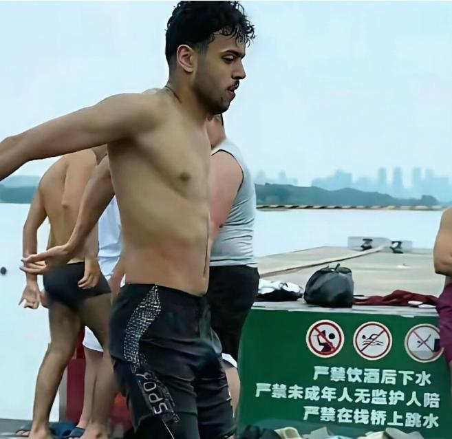 东湖不是恒河，谁给你们的胆子？
印度游客无视中方警告，在武汉东湖赤条条戏水，路过