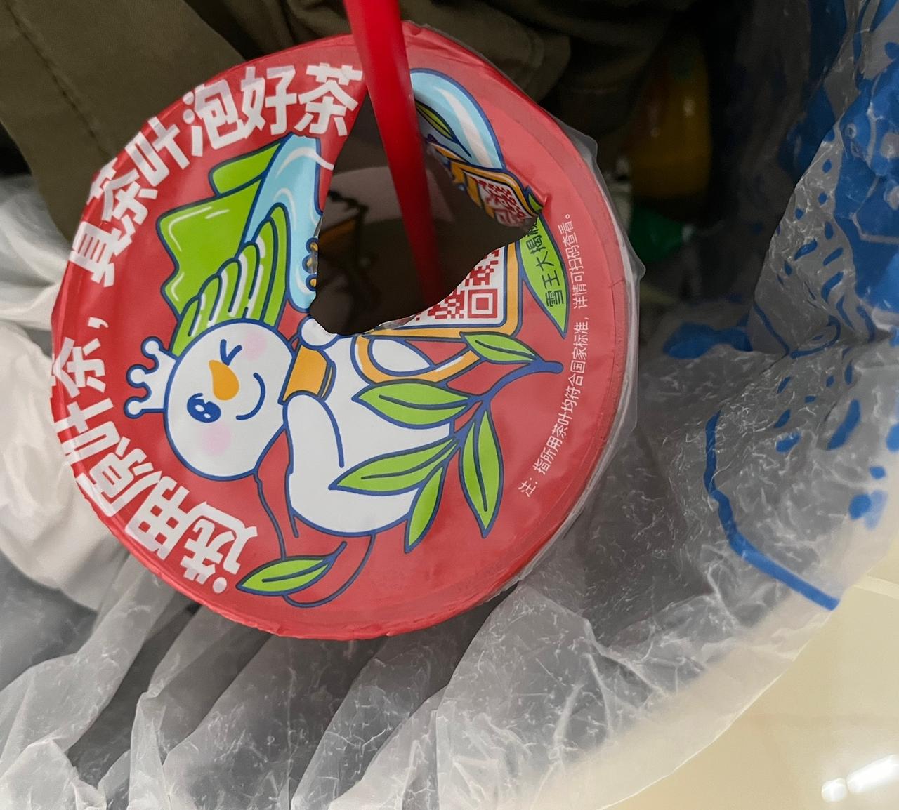 我的天呐‼️他居然翻垃圾桶找奶茶喝，当我看到那一刻，我简直不敢相信自己的眼睛
