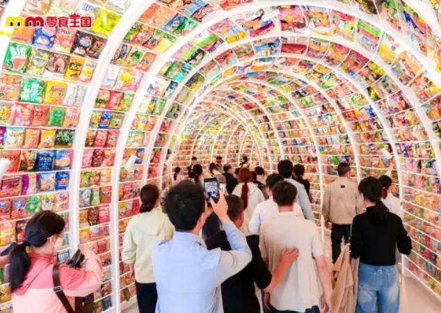 完整榜单
全球最大零食店开业3天被挤停售

这不仅仅是一家零食店的故事，更是一场