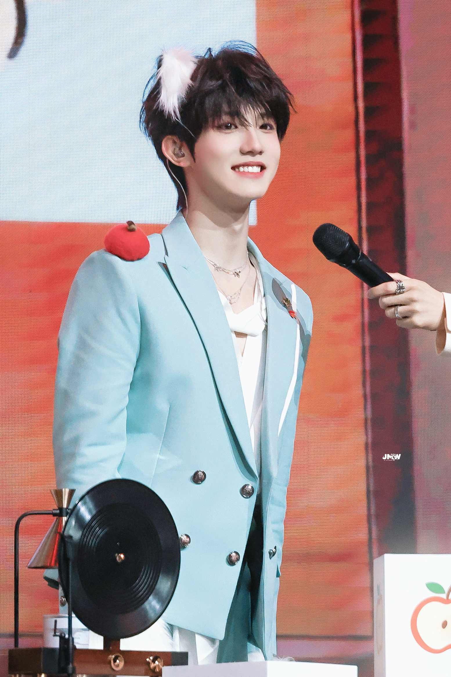 大半夜刷到苏新皓 粉丝和穆祉丞 粉丝在互图广场，打的有来有回，翻了半天也没翻到交