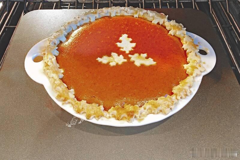 【南瓜派还是地瓜派？感恩节甜点之争折射美国南北文化认同】 它们同样都是圆形，也都