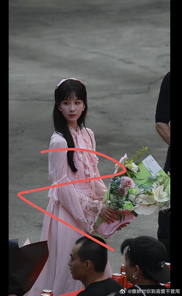 陈都灵陈靖可杀青啦，单手托起真的太有魅力了 