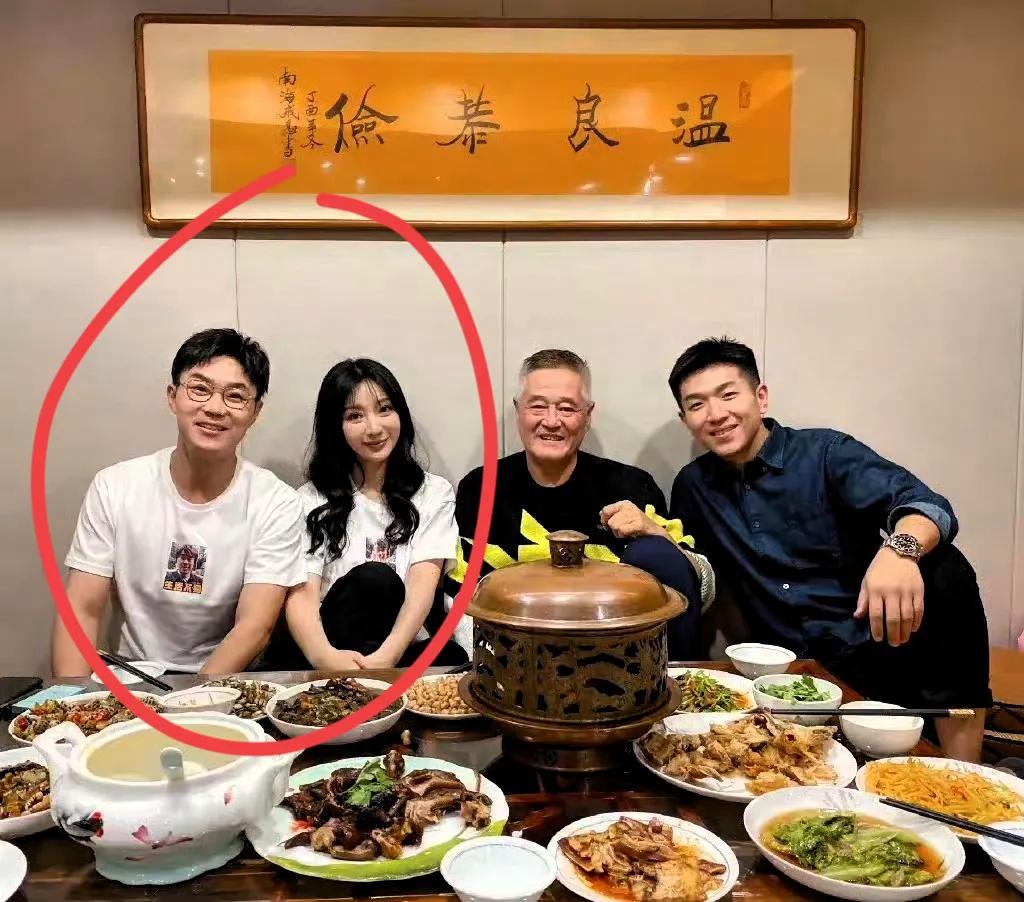 一直觉得柳岩这么大岁数还不嫁人，
大鹏有很大的关系。

你看，他带着柳岩去师傅赵