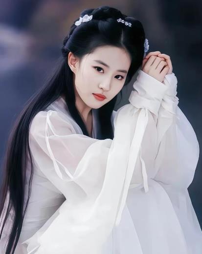 刘亦菲的原名是安风 仙女姐姐刘亦菲爸爸安少康曾是武汉大学法文系教授，曾任巴黎七大