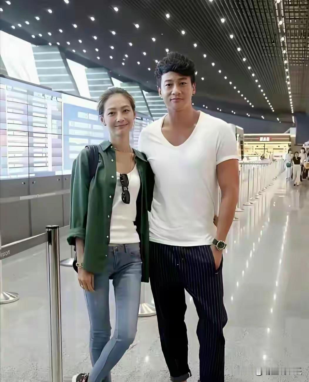 虽然何润东当年没追上孙俪，
但后来他娶了当柜姐的气质美女，
多年来他老婆的颜值也