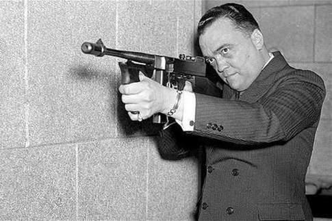 FBI历史上最传奇的局长离奇死在了自家浴室中，在他死后美国总统尼克深深的松了一口